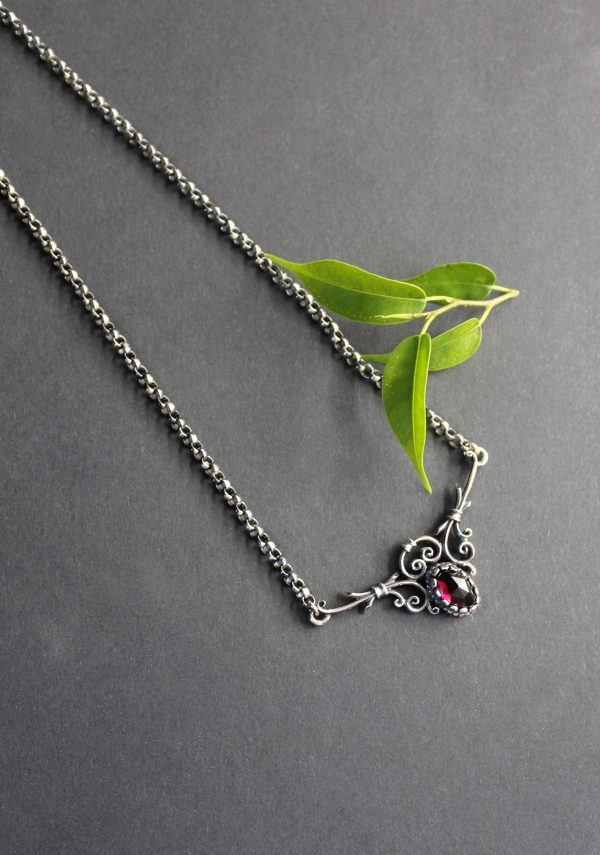 Trachtenschmuck Damen: Silberkette Berta mit Granat, seitliche Ansicht