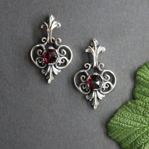 Originaler Trachtenschmuck aus der Steiermark/Ausseerland: Trachten Ohrringe Berta in Silber und Granat
