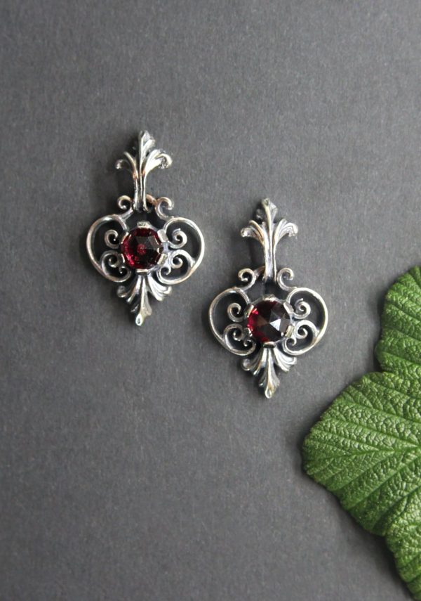 Originaler Trachtenschmuck aus der Steiermark/Ausseerland: Trachten Ohrringe Berta in Silber und Granat