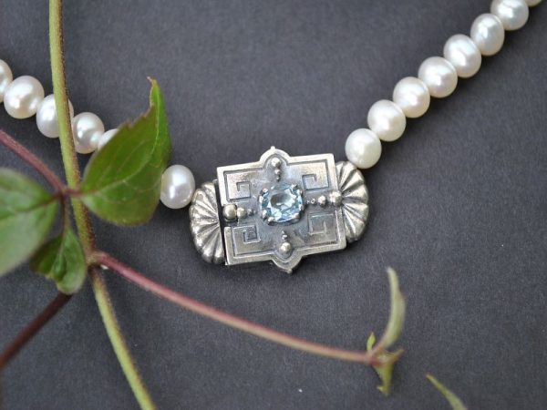 Perlenkette mit silberner Schließe und blauem Spinell