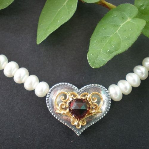 Perlenkettem mit silbernem Herz und Granat in der Mitte