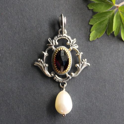Klassischer Trachtenschmuck Anhänger in Silber mit Granat und Perle