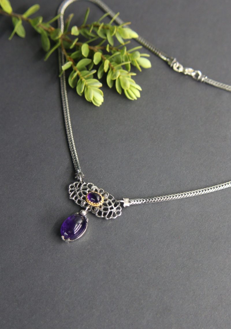 Trachtenschmuck Silberkette Brigitte in Silber und Gitteroptik. Die Kette ist mit Amethyst gefasst.
