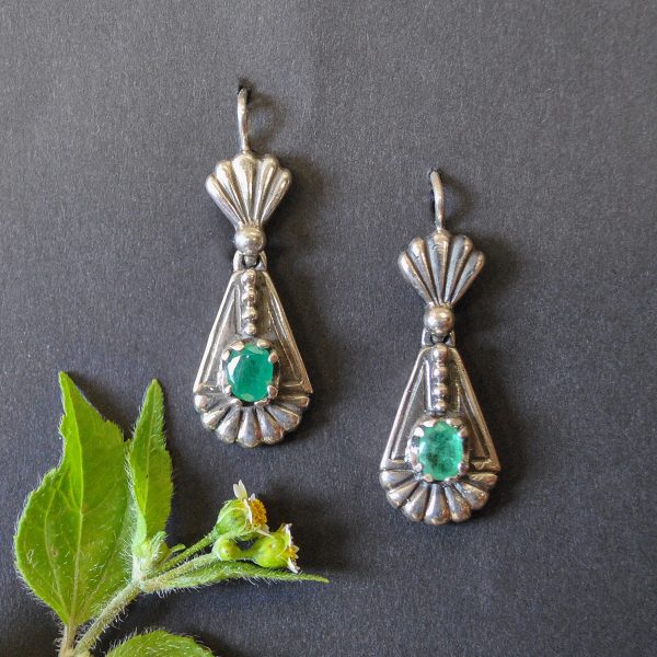 Trachtige Ohrringe aus Silber mit Smaragd
