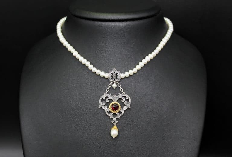 Trachtenschmuck Damen: schöne Perlenkette aus kleinen, runden Süßwasserperlen und herzförmigen, trachtigen Herz