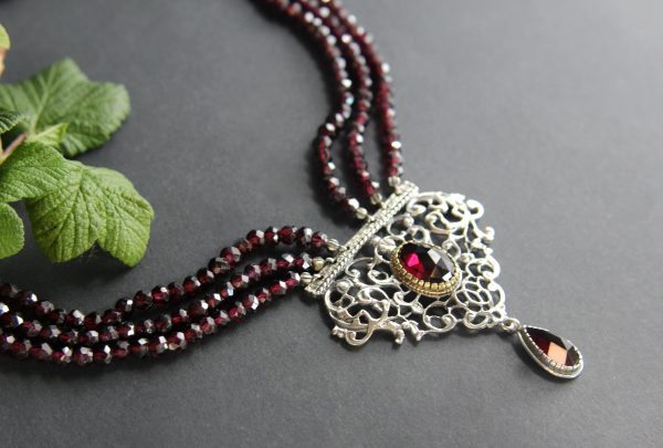 Granatkette mit silberner Schließe und Granattropfen