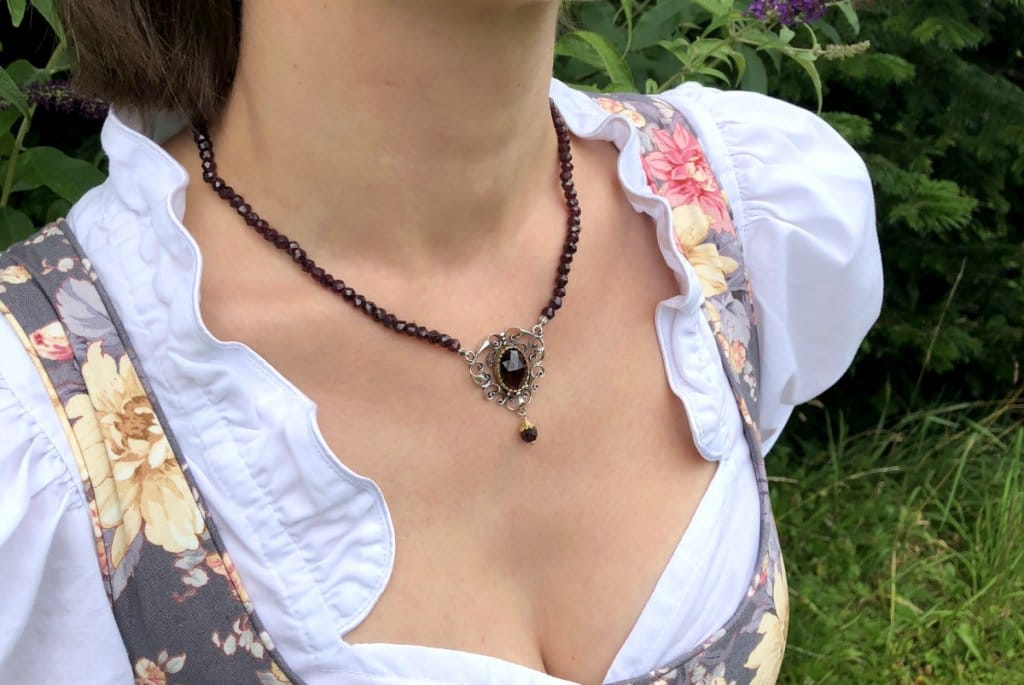 Granatschmuck Granatkette Stefanie zum Dirndl getragen