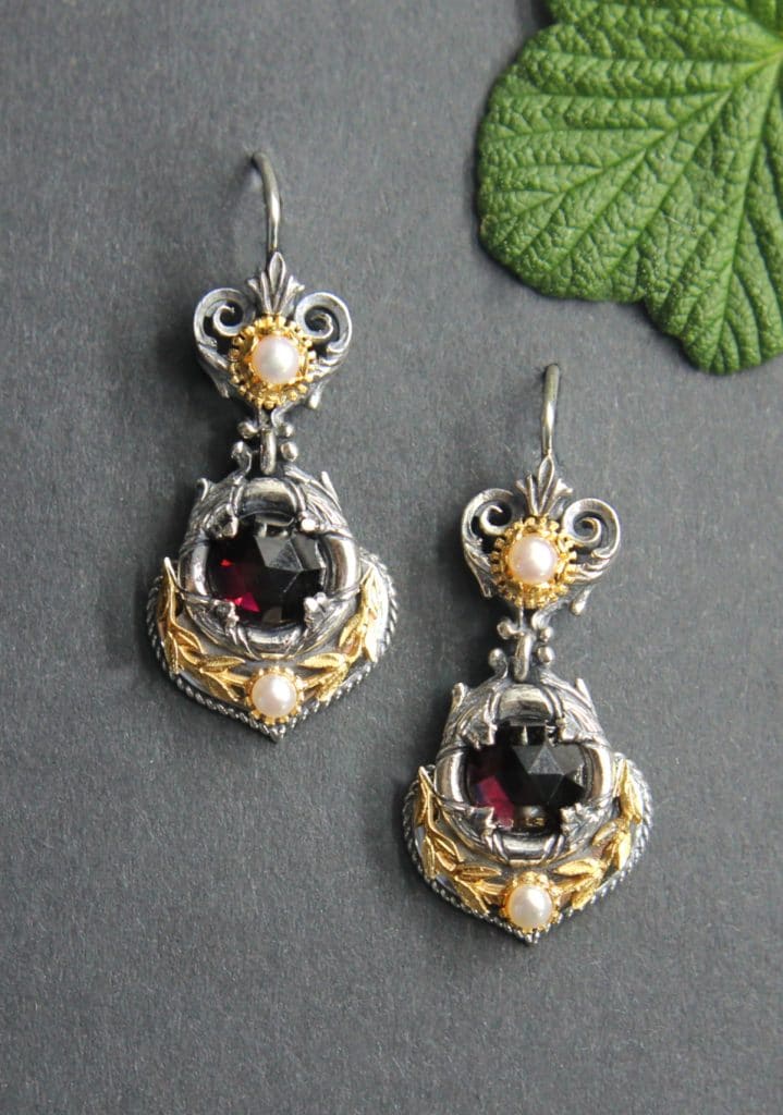 Echter Trachtenschmuck Silber: Schöne festliche Ohrringe in Silber mit Lorbeerkranz vergoldet, Perle und Granat