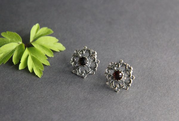 Trachtige Ohrstecker in Silber mit Granat