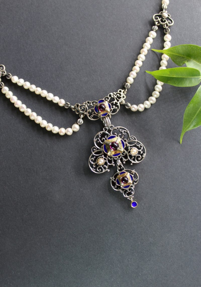 Trachtenschmuck Verhangcollier Ida (Perlenkette und silbernes Mittelteil, mit Granat und Perlen besetzt)