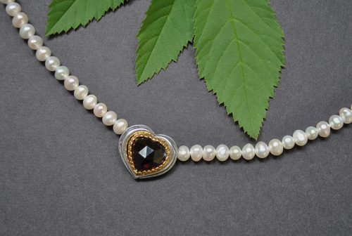 Perlenkette Rita mit Herzmotiv und Granat
