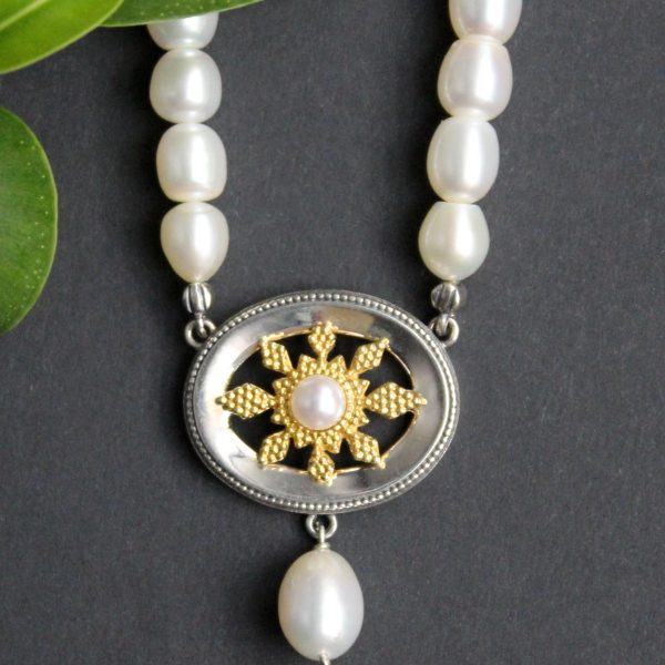 Dirndlschmuck Perlenkette mit Süßwasserperlen und silbernen Mittelteil