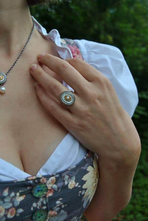 Trachtenschmuck kaufen: silberner Ring mit weißem Email, einer kleinen vergoldeten Blumen die in der Mitte eine Perle ziert