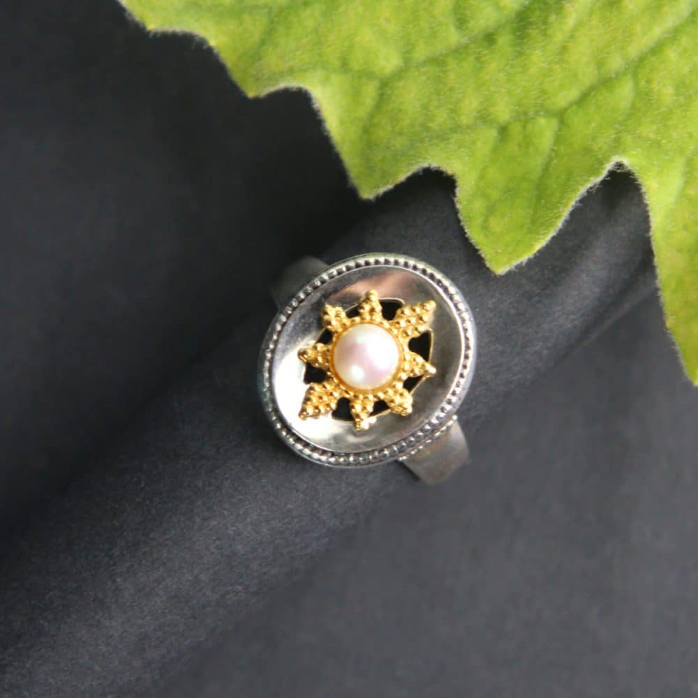 Dirndlschmuck mit Perlen: Ring Stern mit kleiner Perle in der Mitte