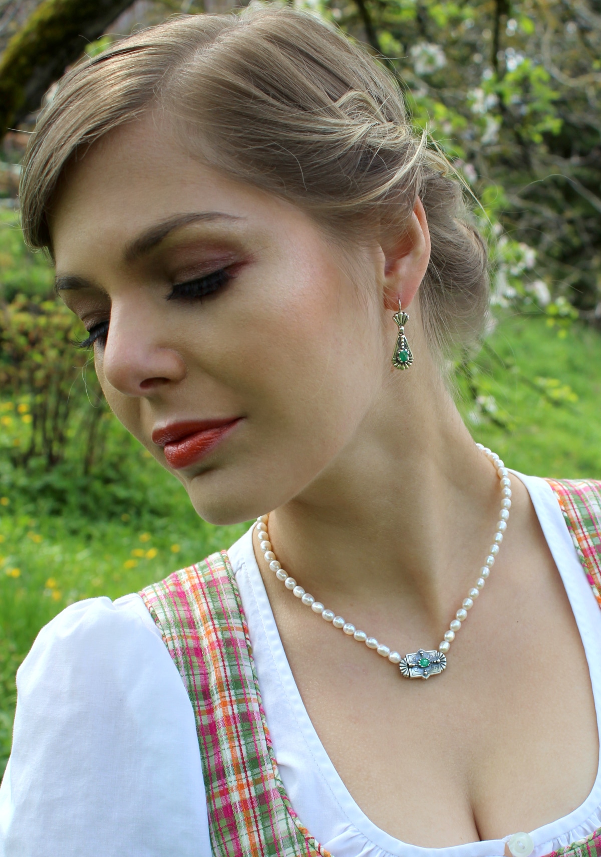 Trachtenschmuck Set für Damen: Perlencollier Paula mit Smaragd und Ohrringe mit Smaragd