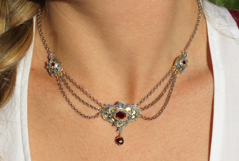 Trachtencollier in Silber mit Granat zum Dirndl getragen