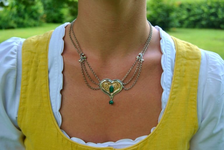 Trachtenkette in Herzform aus Silber und mit Malachit "Ursula" getragen