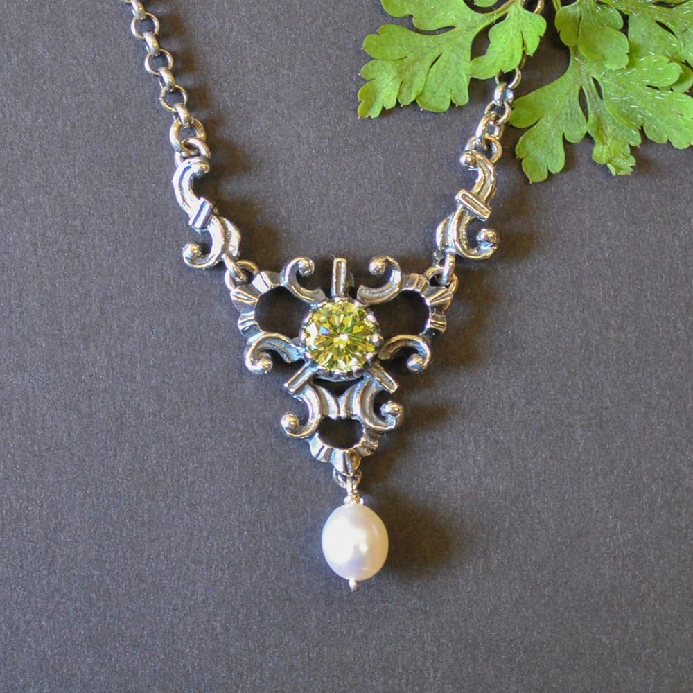 Trachtenhalskette Trachtenschmuck Silber mit grünem Zirkonia und einer Perle
