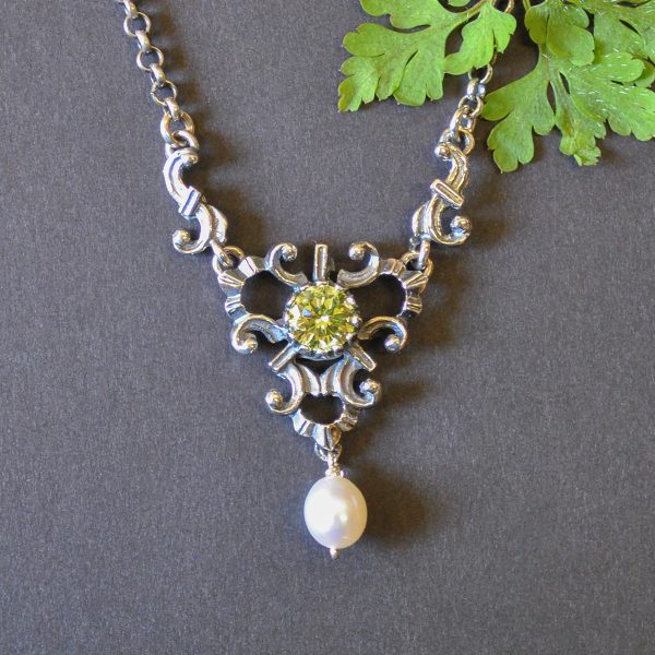 Trachtenhalskette Trachtenschmuck Silber mit grünem Zirkonia und einer Perle