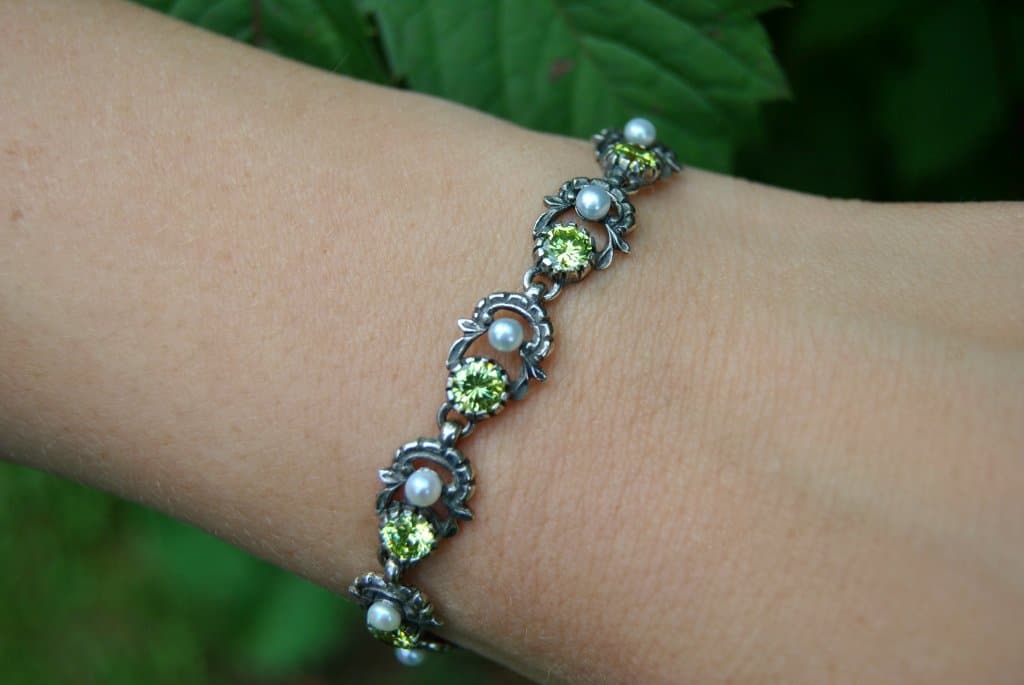 Armband aus Silber mit grünem Zirkonia und Perlen