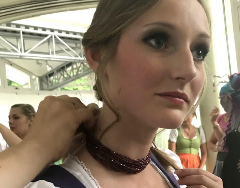 Frau im Dirndl mit Granatkette