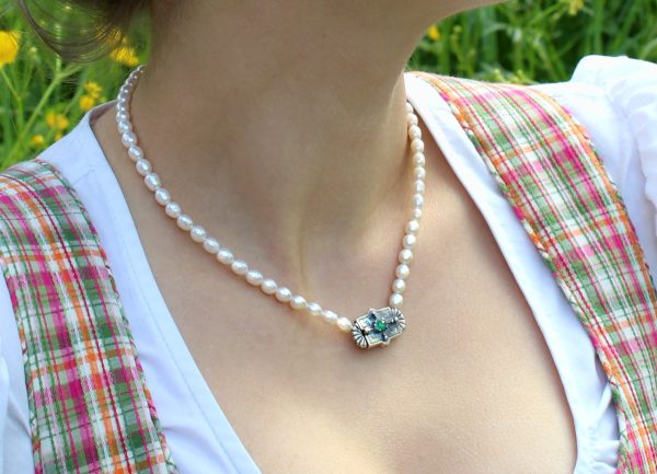 Trachtenkette für Damen: Perlencollier Paula mit Smaragd