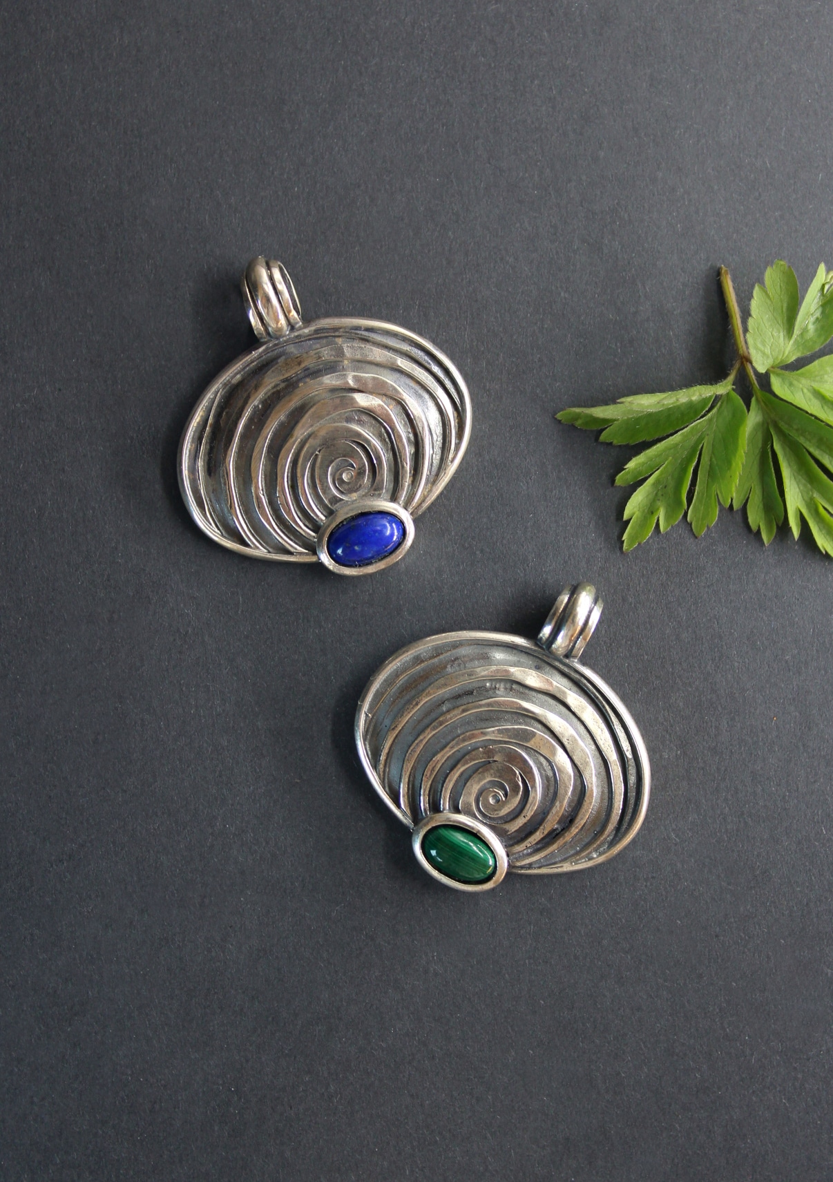 Schmuck Anhänger für Halskette in Silber in zwei unterschiedlichen Ausführungen: Lapis (Blau) und Malachit (grün)