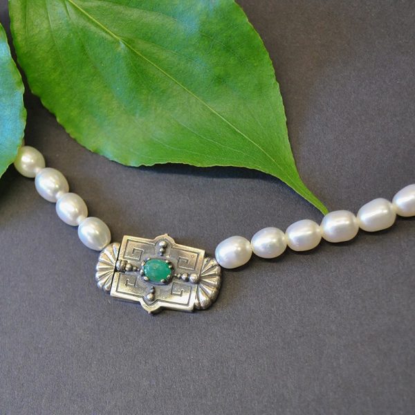 Perlenkette mit ovalen Perlen Silberschließe und Smaragd