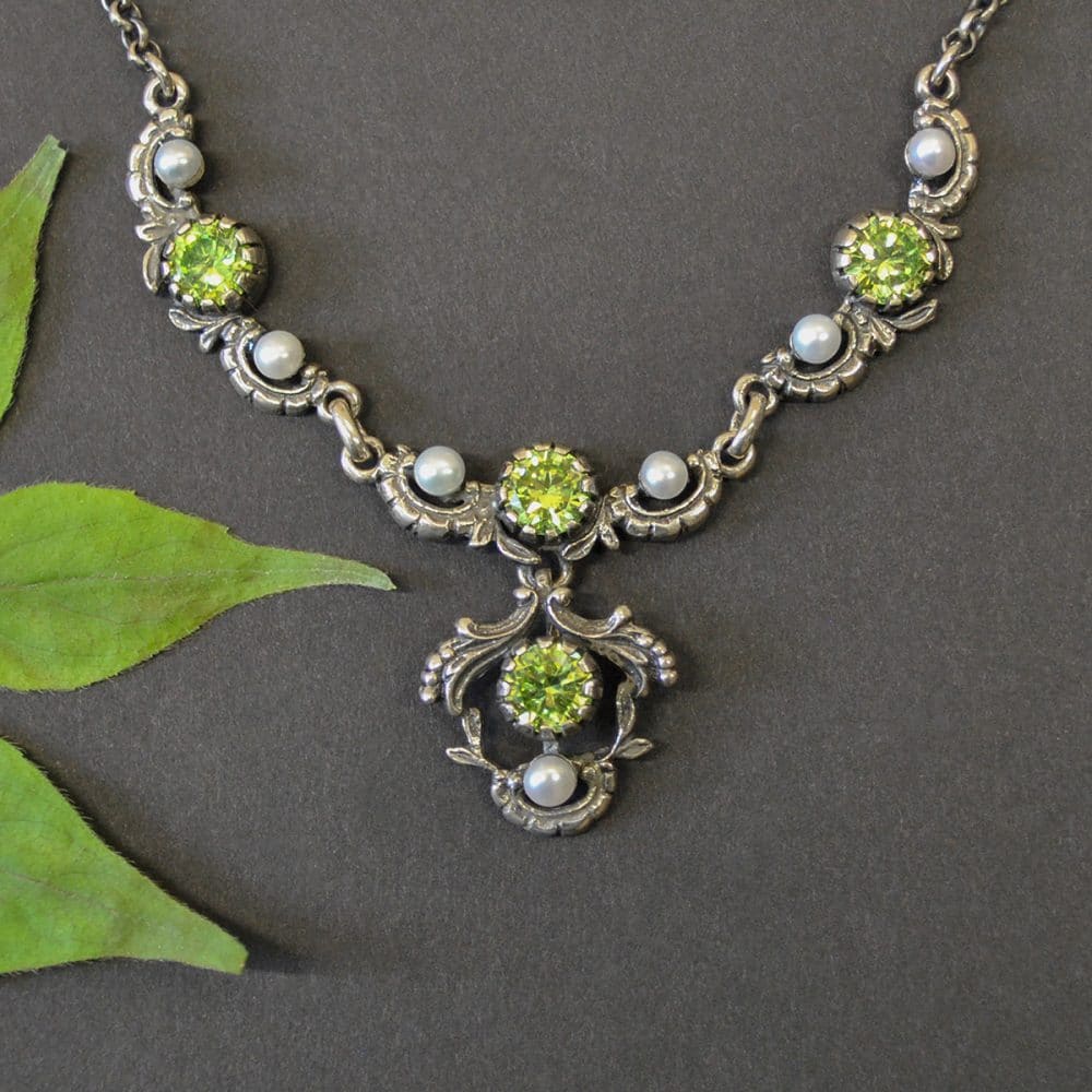 Moderner Trachtenschmuck: Trachtenkette Jutta in Silber mit hellgrünem Zirkonia und kleinen Perlen