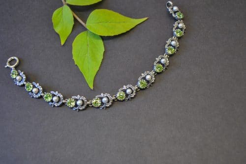 Hochwertiges Trachtenarmband aus echtem Silber mit Schmuckstein grüner Zirkonia und Perlen gefasst