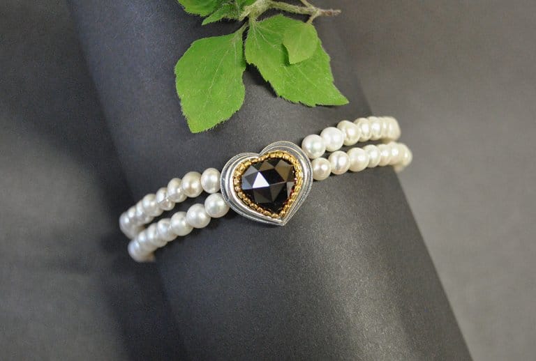 Wunderschönes Perlenarmband mit Herz aus Silber und Granat