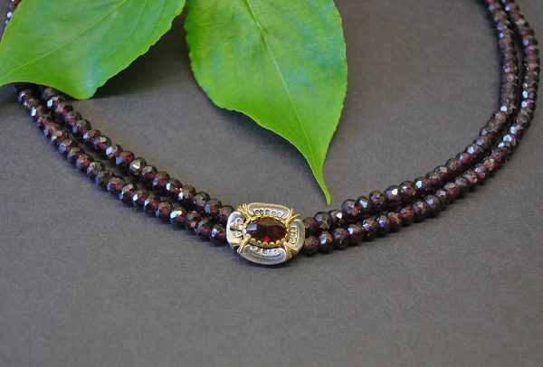 Granatschmuck Kette mit Granat gefädelt und Schließe mit Blumen Motiv