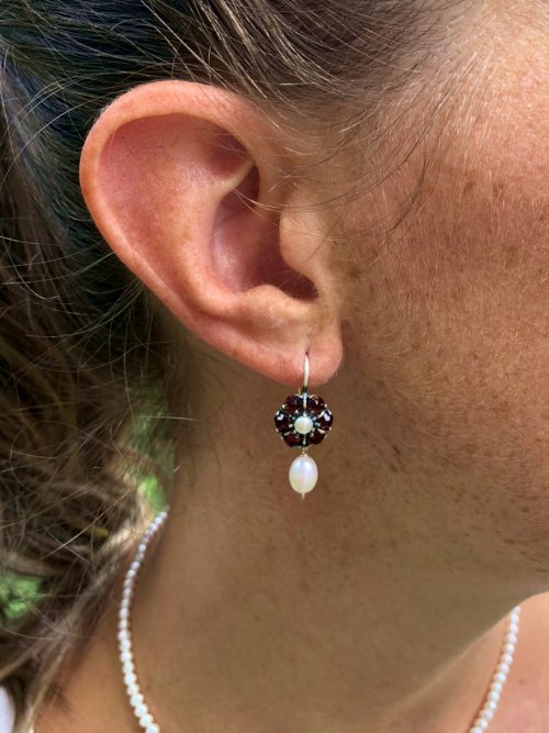 Silberne Ohrringe mit Granat in Blumenoptik gefasst