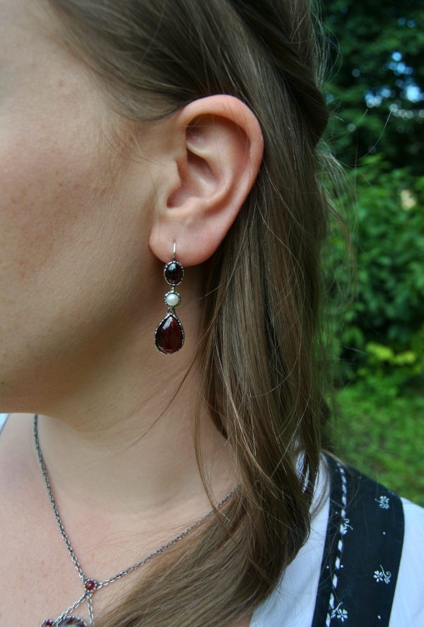 Ohrringe mit Granat und Perlen