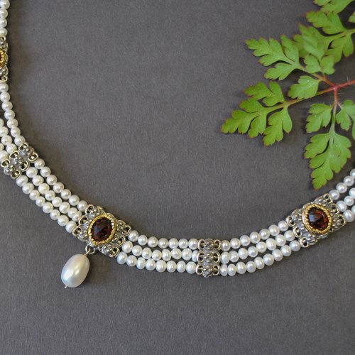 Perlencollier mit Granat und Silber sowie Perltropfen