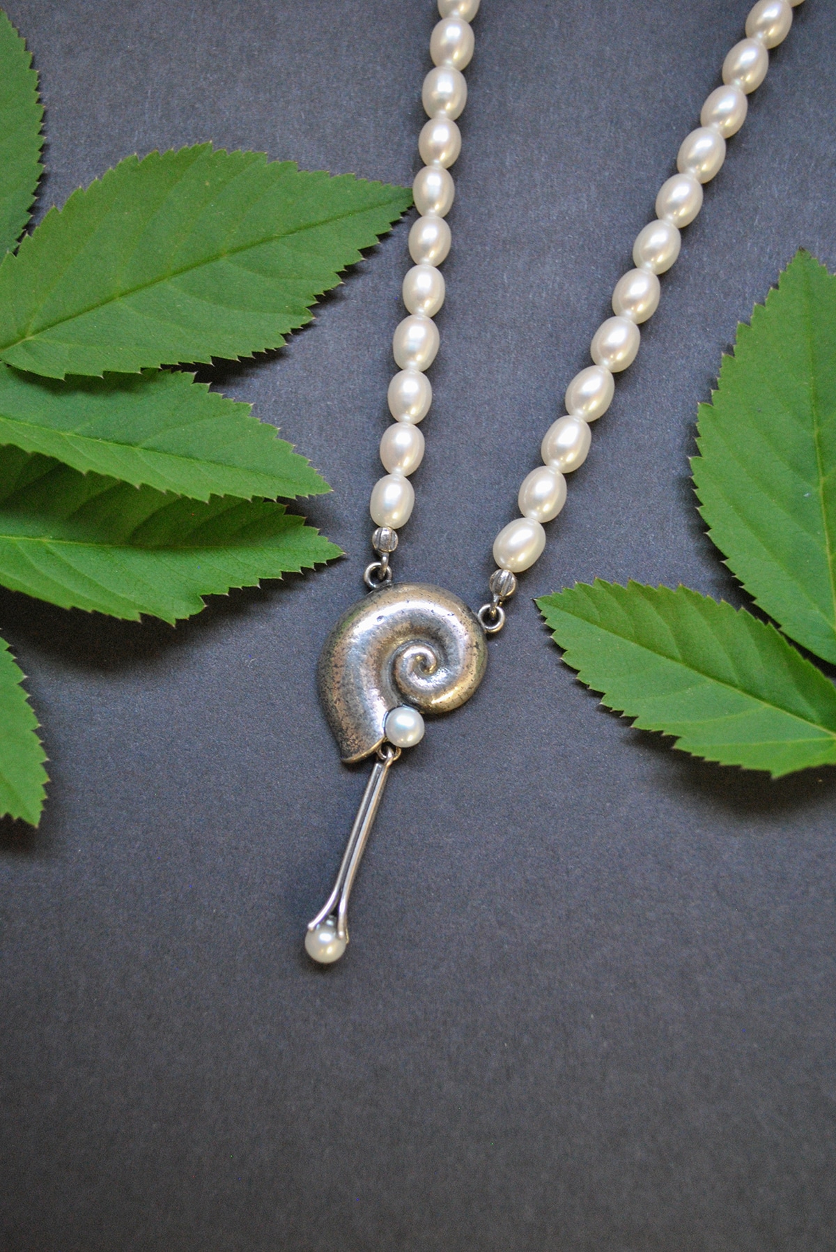 Perlenkette Cecilia aus Silber mit Schnecken Motiv