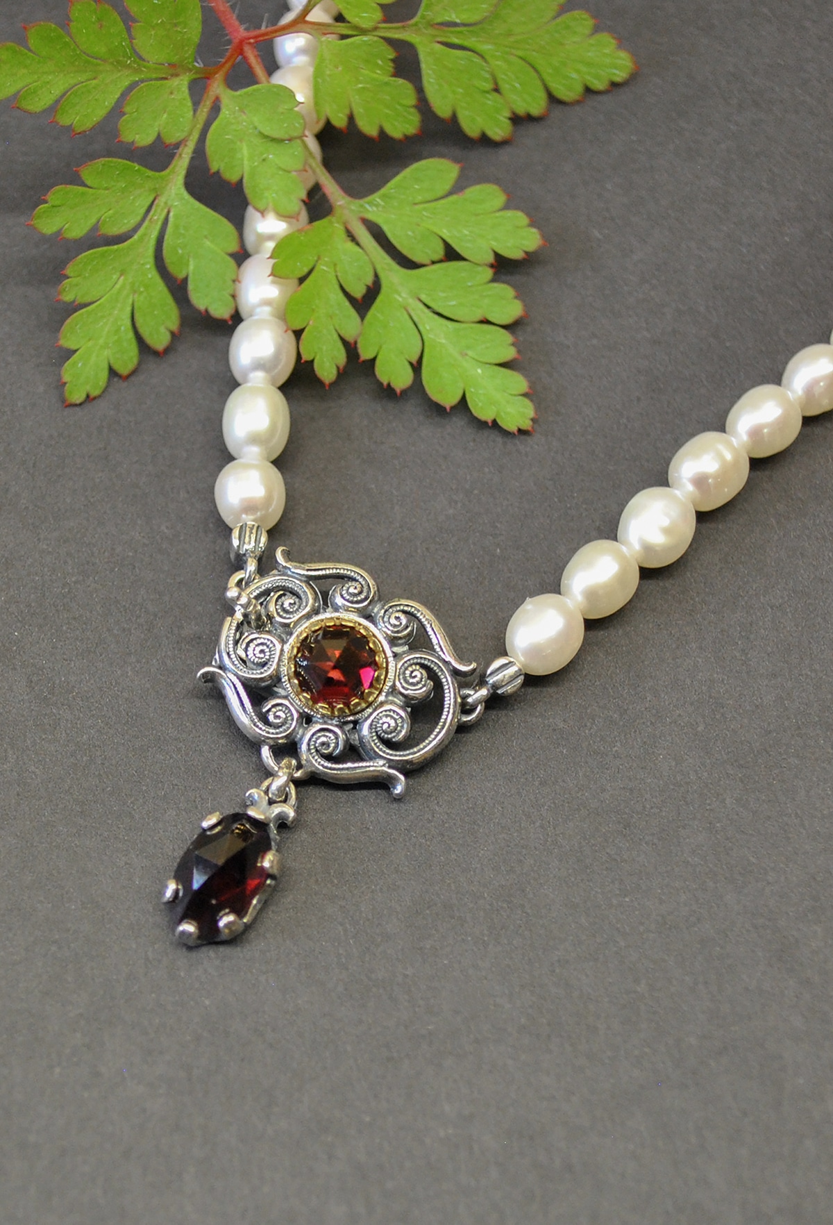 Trachtenschmuck Perlenkette mit Silberschließe mit schönen Granatsteinen