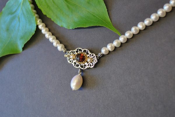 Schöne Perlenkette mit Schließe aus SIlber und Perlentropfen