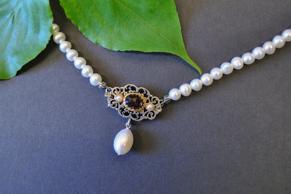 Schmuck zum Dirndl: Perlenkette Klara mit Schließe aus Silber