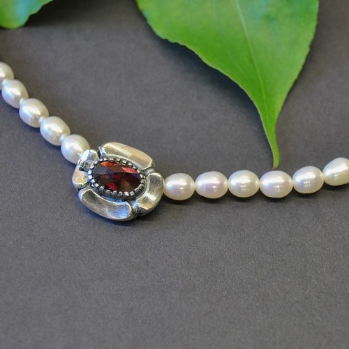 Schöne einreihige Perlenkette mit Schließe in Blumenform