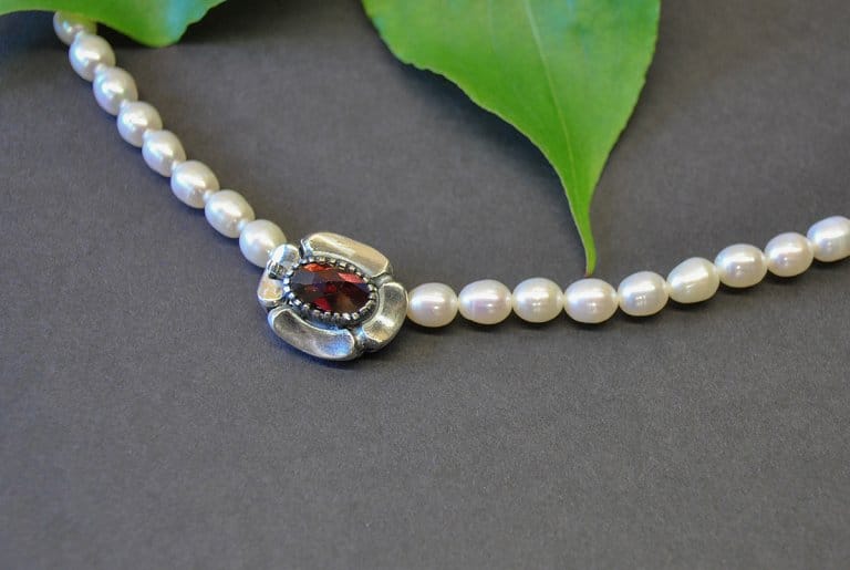 Schöne einreihige Perlenkette mit Schließe in Blumenform