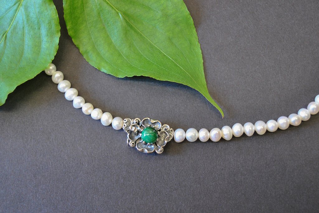 Schöne Dirndlschmuck Perlenkette mit einer Schließe aus Silber, die in Form einer Blume gestaltet ist
