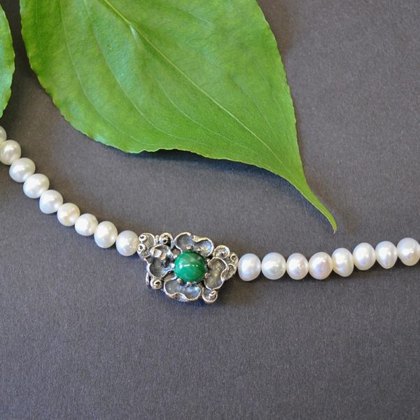 Schöne Dirndlschmuck Perlenkette mit einer Schließe aus Silber, die in Form einer Blume gestaltet ist