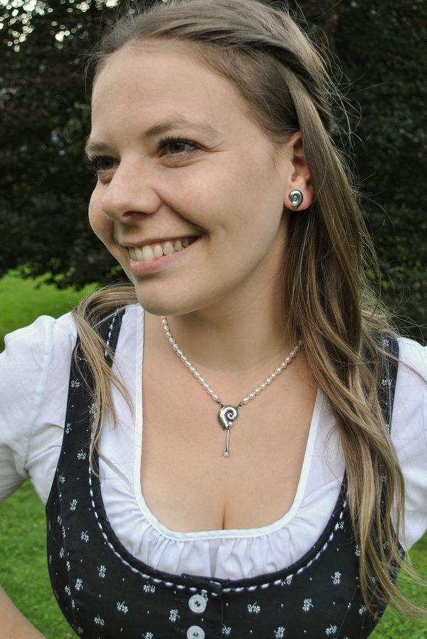 Dirndlschmuck Set Cecilia mit Motiv Schnecke aus Silber und Süßwasserperlen