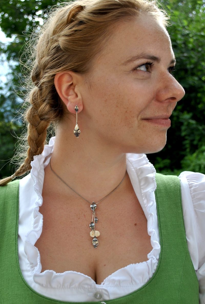 Modernes Grandelschmuck Set für Damen: Ohrringe und Anhänger in Silber