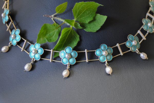 Collier aus türkisen Blumen mit Perlen - Sehr süß zum Dirndl