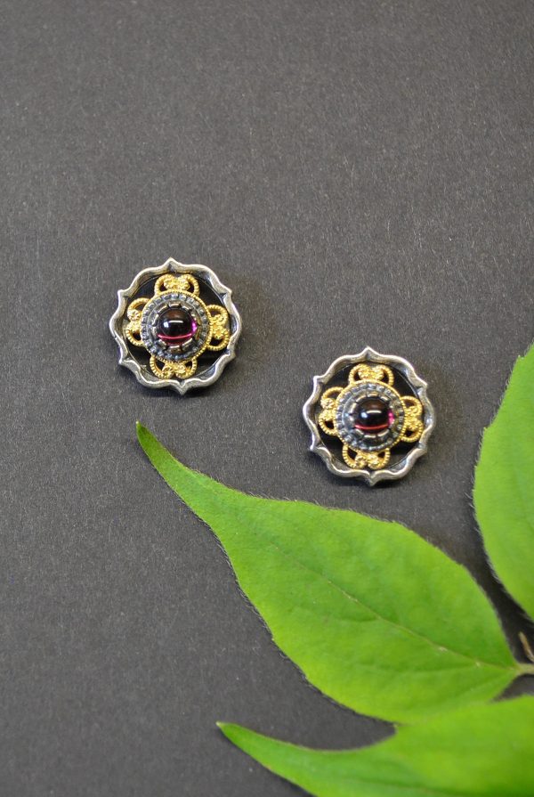 Trachtenschmuck Ohrstecker aus Silber mit vergoldeten Details und kleinem Granat