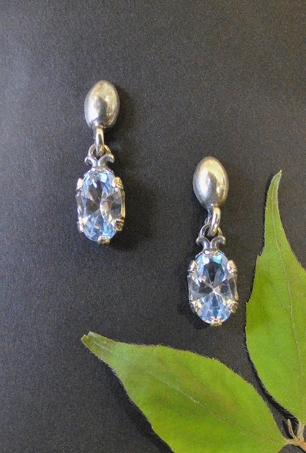 Silberne Trachtenohrringe mit blauem Spinell gefasst, moderner Dirndlschmuck