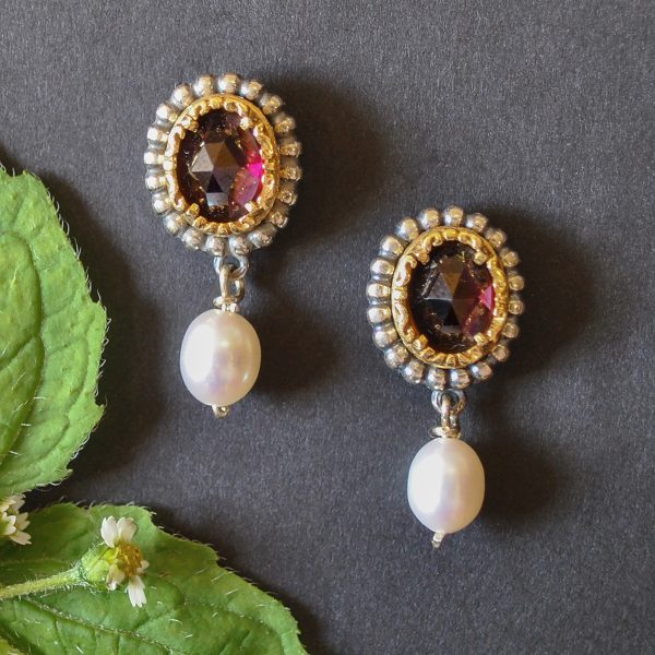 Runde Ohrringe aus Silber mit Granat und Perlen