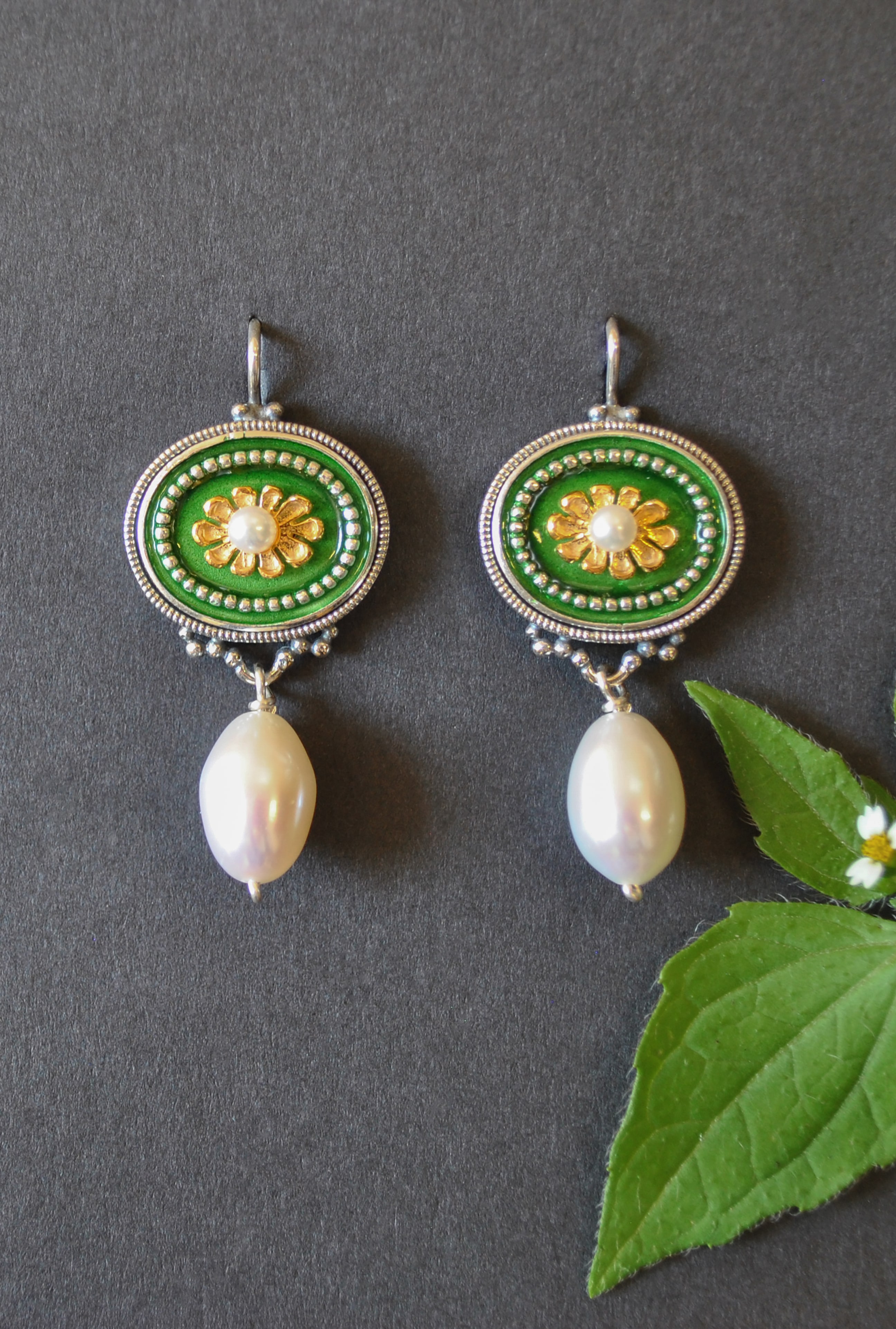 Silberne Ohrringe mit blumigem Detail und Perle in unserem Online Shop